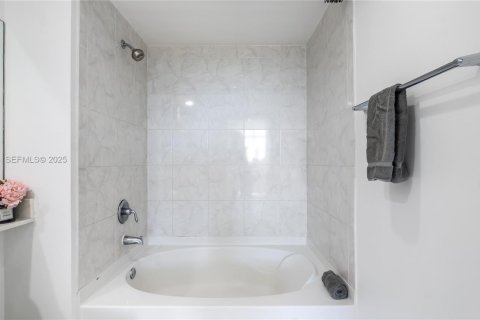 Copropriété à louer à Aventura, Floride: 2 chambres, 99.68 m2 № 1983886 - photo 17