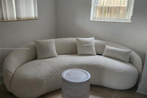 House in South Miami, Florida 2 bedrooms, 108.7 sq.m. № 1849238 - photo 2