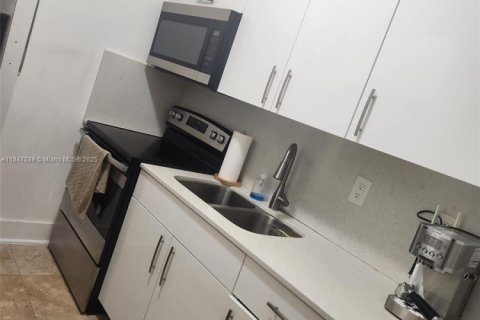 House in South Miami, Florida 2 bedrooms, 108.7 sq.m. № 1849238 - photo 5