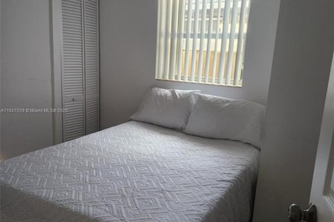 House in South Miami, Florida 2 bedrooms, 108.7 sq.m. № 1849238 - photo 3