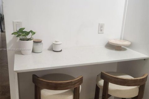 House in South Miami, Florida 2 bedrooms, 108.7 sq.m. № 1849238 - photo 4