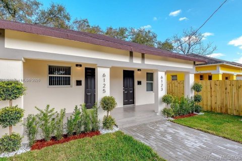 House in South Miami, Florida 2 bedrooms, 108.7 sq.m. № 1849238 - photo 1