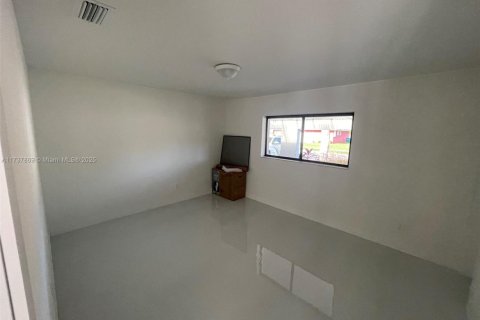 House in Miami, Florida 4 bedrooms, 149.76 sq.m. № 1784197 - photo 9
