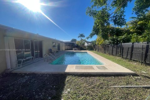House in Miami, Florida 4 bedrooms, 149.76 sq.m. № 1784197 - photo 1