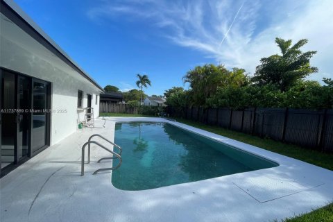 House in Miami, Florida 4 bedrooms, 149.76 sq.m. № 1784197 - photo 17