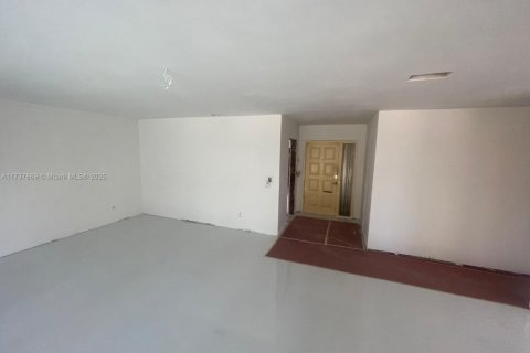 House in Miami, Florida 4 bedrooms, 149.76 sq.m. № 1784197 - photo 6