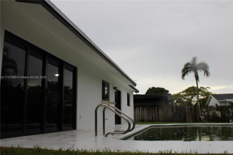 House in Miami, Florida 4 bedrooms, 149.76 sq.m. № 1784197 - photo 24