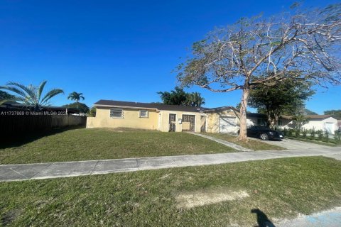 House in Miami, Florida 4 bedrooms, 149.76 sq.m. № 1784197 - photo 3