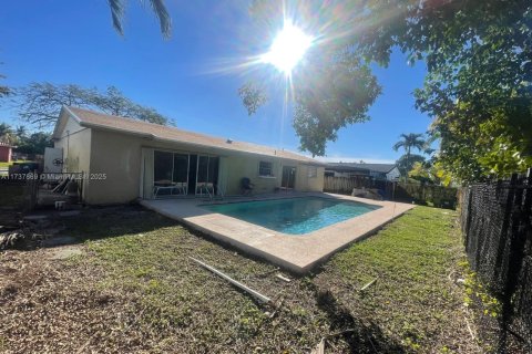 House in Miami, Florida 4 bedrooms, 149.76 sq.m. № 1784197 - photo 2
