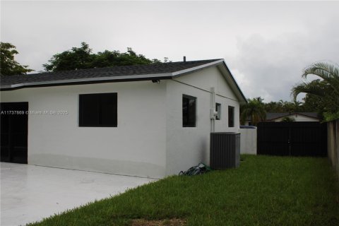 House in Miami, Florida 4 bedrooms, 149.76 sq.m. № 1784197 - photo 23