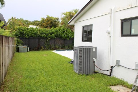 House in Miami, Florida 4 bedrooms, 149.76 sq.m. № 1784197 - photo 25
