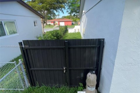 House in Miami, Florida 4 bedrooms, 149.76 sq.m. № 1784197 - photo 18
