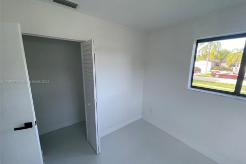 House in Miami, Florida 4 bedrooms, 149.76 sq.m. № 1784197 - photo 13