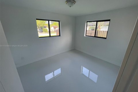 House in Miami, Florida 4 bedrooms, 149.76 sq.m. № 1784197 - photo 12