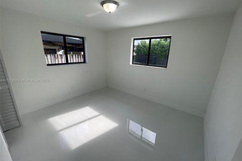 House in Miami, Florida 4 bedrooms, 149.76 sq.m. № 1784197 - photo 15