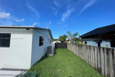 House in Miami, Florida 4 bedrooms, 149.76 sq.m. № 1784197 - photo 19