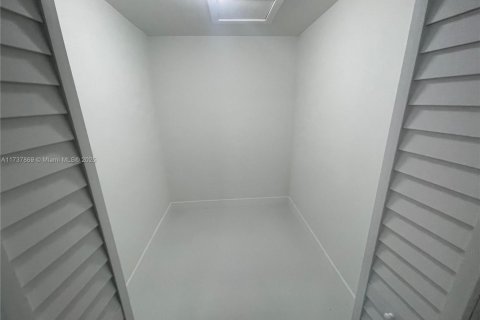 House in Miami, Florida 4 bedrooms, 149.76 sq.m. № 1784197 - photo 11