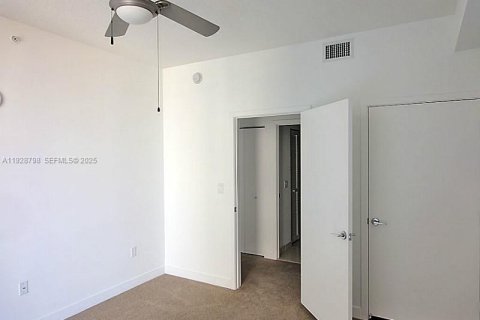 Condo in Miami, Florida, 2 bedrooms  № 2052805 - photo 12