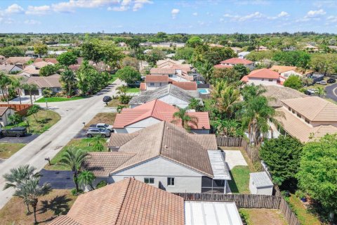 House in Davie, Florida 3 bedrooms, 159.51 sq.m. № 2173874 - photo 29