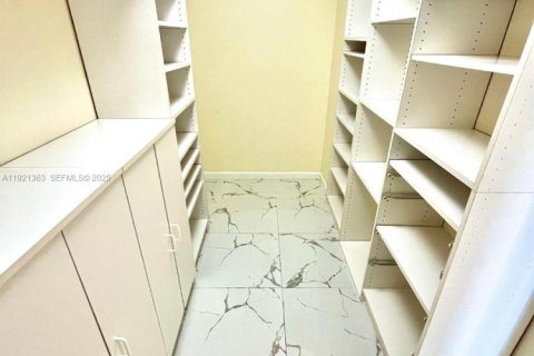 Copropriété à louer à Miami, Floride: 2 chambres, 117.8 m2 № 1983499 - photo 18