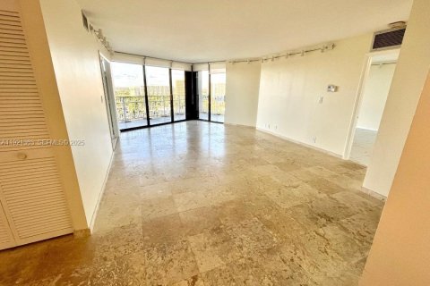 Copropriété à louer à Miami, Floride: 2 chambres, 117.8 m2 № 1983499 - photo 2
