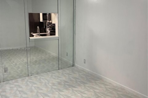 Condominio en venta en Hallandale Beach, Florida, 1 dormitorio, 78.69 m2 № 2048963 - foto 13