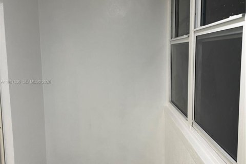 Condominio en venta en Hallandale Beach, Florida, 1 dormitorio, 78.69 m2 № 2048963 - foto 11