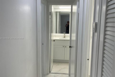 Condominio en venta en Hallandale Beach, Florida, 1 dormitorio, 78.69 m2 № 2048963 - foto 3