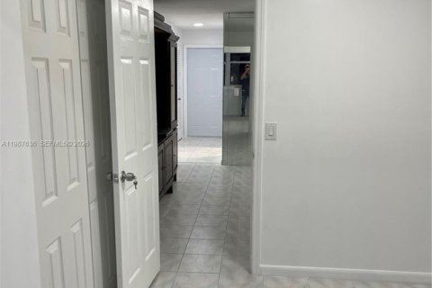 Condominio en venta en Hallandale Beach, Florida, 1 dormitorio, 78.69 m2 № 2048963 - foto 6