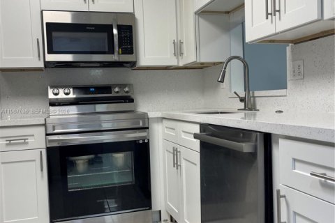 Condominio en venta en Hallandale Beach, Florida, 1 dormitorio, 78.69 m2 № 2048963 - foto 16