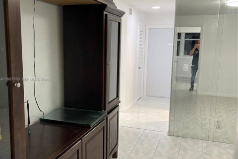 Condominio en venta en Hallandale Beach, Florida, 1 dormitorio, 78.69 m2 № 2048963 - foto 14