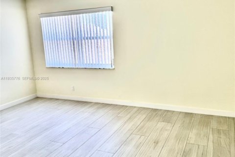 Condominio en venta en Hallandale Beach, Florida, 1 dormitorio, 85.93 m2 № 1993888 - foto 5