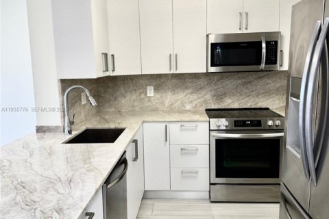 Condominio en venta en Hallandale Beach, Florida, 1 dormitorio, 85.93 m2 № 1993888 - foto 1