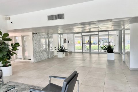 Condominio en venta en Hallandale Beach, Florida, 1 dormitorio, 85.93 m2 № 1993888 - foto 17
