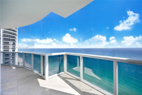 Condo in Sunny Isles Beach, Florida, 3 bedrooms  № 1864054 - photo 1