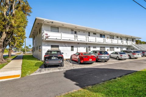 Condo in Hollywood, Florida, 2 bedrooms  № 2050340 - photo 24