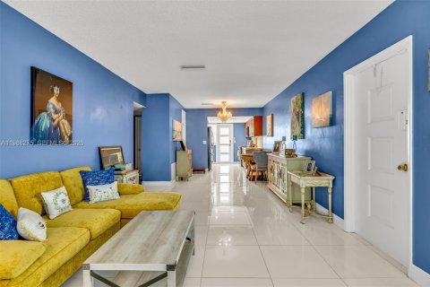Condo in Hollywood, Florida, 2 bedrooms  № 2050340 - photo 4