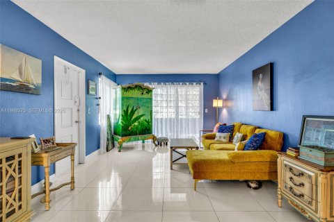 Condo in Hollywood, Florida, 2 bedrooms  № 2050340 - photo 3