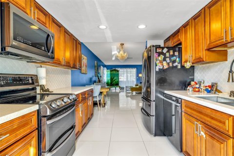 Condo in Hollywood, Florida, 2 bedrooms  № 2050340 - photo 2