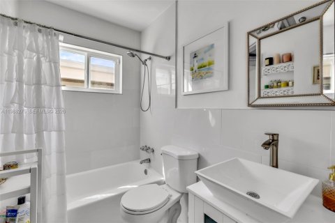 Condo in Hollywood, Florida, 2 bedrooms  № 2050340 - photo 9