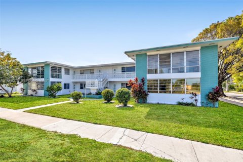 Condo in Hollywood, Florida, 2 bedrooms  № 2050340 - photo 16