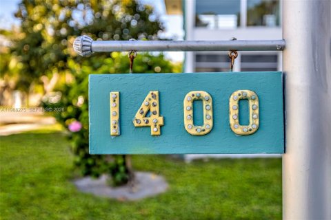 Condo in Hollywood, Florida, 2 bedrooms  № 2050340 - photo 25