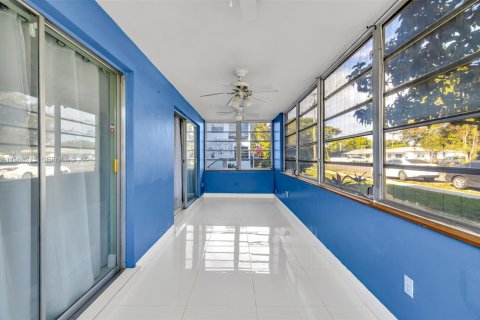 Condo in Hollywood, Florida, 2 bedrooms  № 2050340 - photo 14