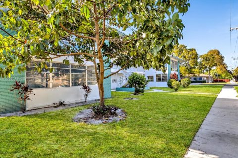 Condo in Hollywood, Florida, 2 bedrooms  № 2050340 - photo 21