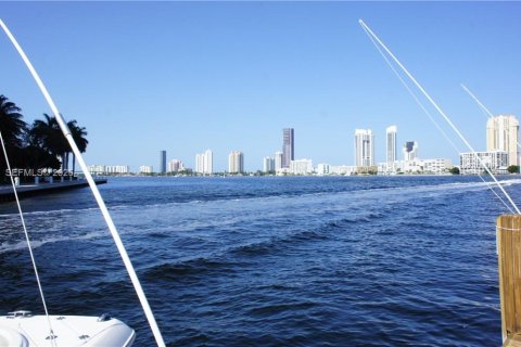 Condominio en venta en North Miami Beach, Florida, 2 dormitorios, 167.22 m2 № 1993558 - foto 21