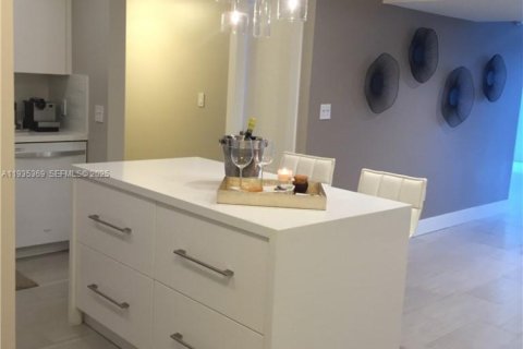 Condominio en venta en North Miami Beach, Florida, 2 dormitorios, 167.22 m2 № 1993558 - foto 3