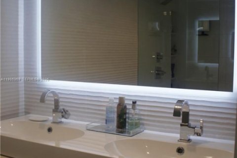 Condominio en venta en North Miami Beach, Florida, 2 dormitorios, 167.22 m2 № 1993558 - foto 14