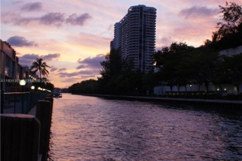 Condominio en venta en North Miami Beach, Florida, 2 dormitorios, 167.22 m2 № 1993558 - foto 19