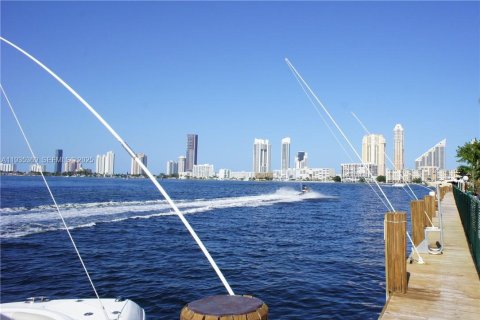 Condominio en venta en North Miami Beach, Florida, 2 dormitorios, 167.22 m2 № 1993558 - foto 1