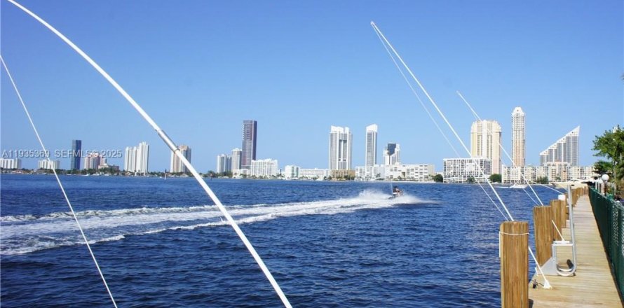 Condominio en North Miami Beach, Florida, 2 dormitorios  № 1993558